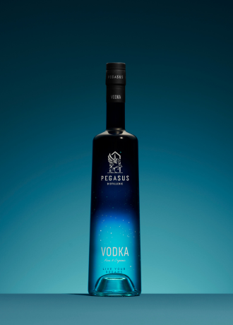 Bouteille de vodka Pegasus, design bleu foncé avec logo distinctif, présentée contre un fond bleu.
