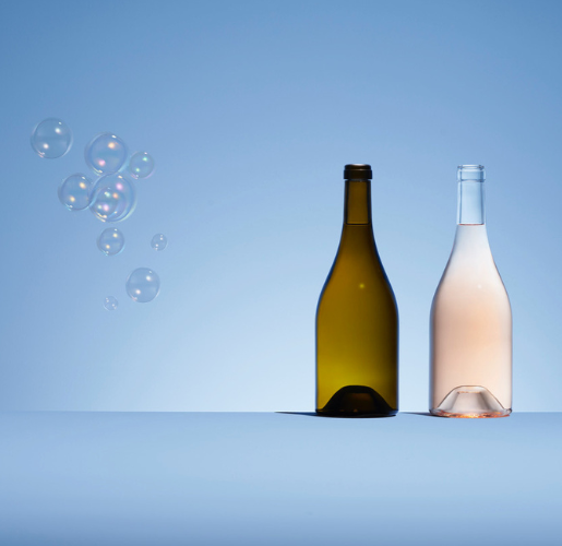 Lightweight wine bottle Bourgogne Origin, presented in Antique Green and Extra White glass tints.