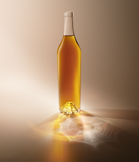 Spiritueux 70 cl. Bouteille MDDS spiritueux au corps droit, épsaulement haut et base épaisse sculptée avec piqûre profonde, créant des reflets lumineux. Finition Plate, verre Extra-Blanc. Le liquide ambré capte la lumière.