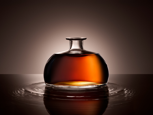 Carafe Révélation 70cl, silhouette de design spécifique avec corps aplati et large, épaulement doux, col court et large, semelle plate pour Spiritueux. Bague Carnette. Teinte Extra-Blanc.