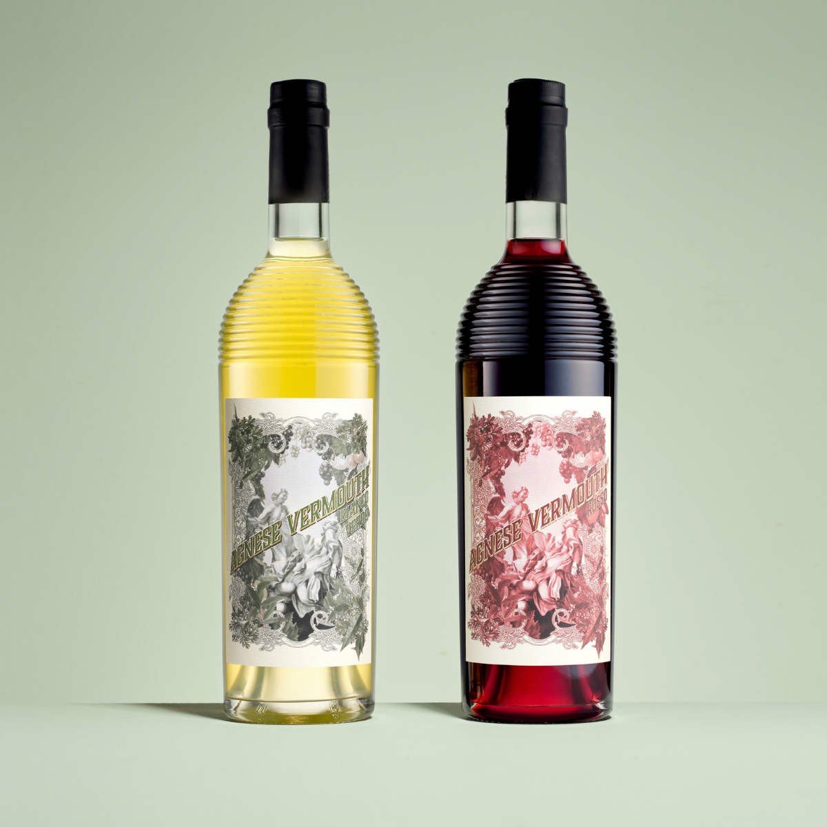 Deux bouteilles de vin 75cl, à corps strié cylindrique, épaulement haut et base pleine. Bague Plate. Teinte Extra-blanc pour le vin blanc et Teinte Antique pour le vin rouge. Décoration Art&amp;Touch sérigraphiée.