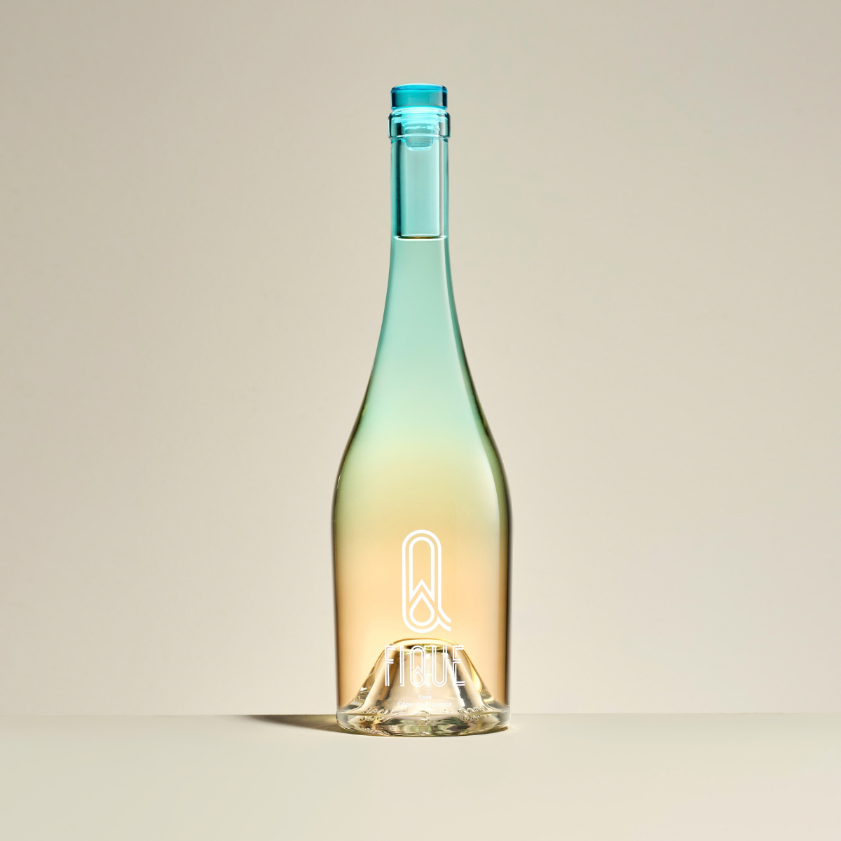 Bouteille design fuselée 75 cl, corps conique élancé, épaulement doux, base texturée et piqûre profonde, pour spiritueux. Finition Plate, verre Extra-Blanc avec revêtement dégradé orange-vert-bleu.