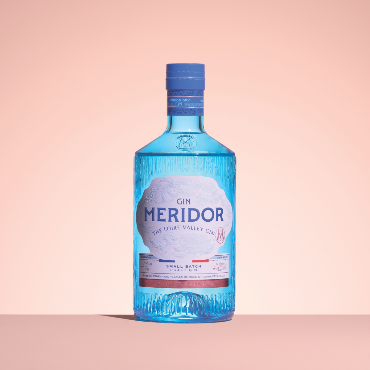 Flacon Gin moderne 70cl, corps rectangulaire aux arêtes adoucies, épaulement affirmé, col court, base cannelée pour spiritueux (Gin), Bague BVS, Teinte bleue.