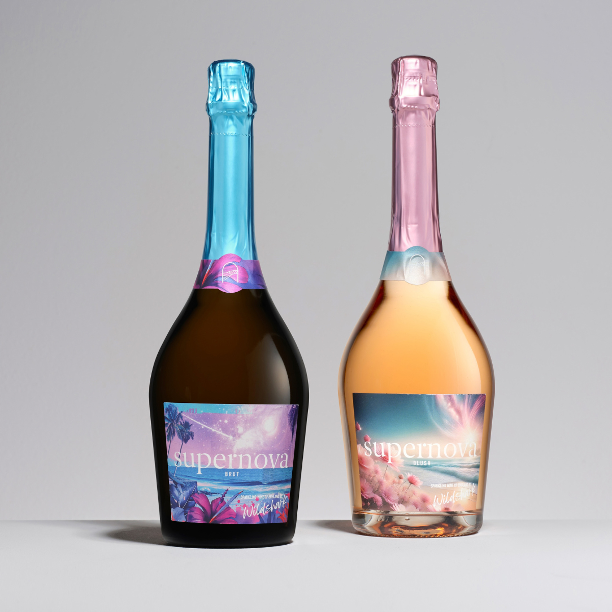 Bouteilles type Champenoise 75cl, design Standard Premium, au corps galbé, col élancé et piqûre profonde, pour vin mousseux. Une Extra-Blanc et une Jaune foncé, toutes deux avec une bague Couronne.