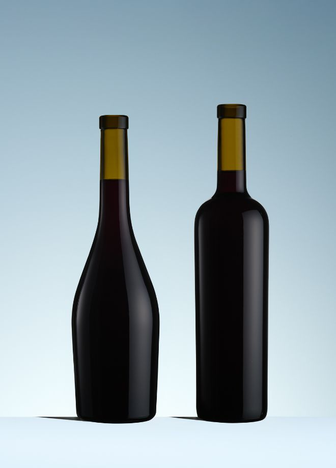 Bouteille Bourgogne au corps évasé et épaulement doux pour vin rouge, bague BVS, teinte Antique (à gauche); Bouteille Bordelaise au corps cylindrique et épaulement marqué pour vin rouge, bague BVS, teinte Antique (à droite).