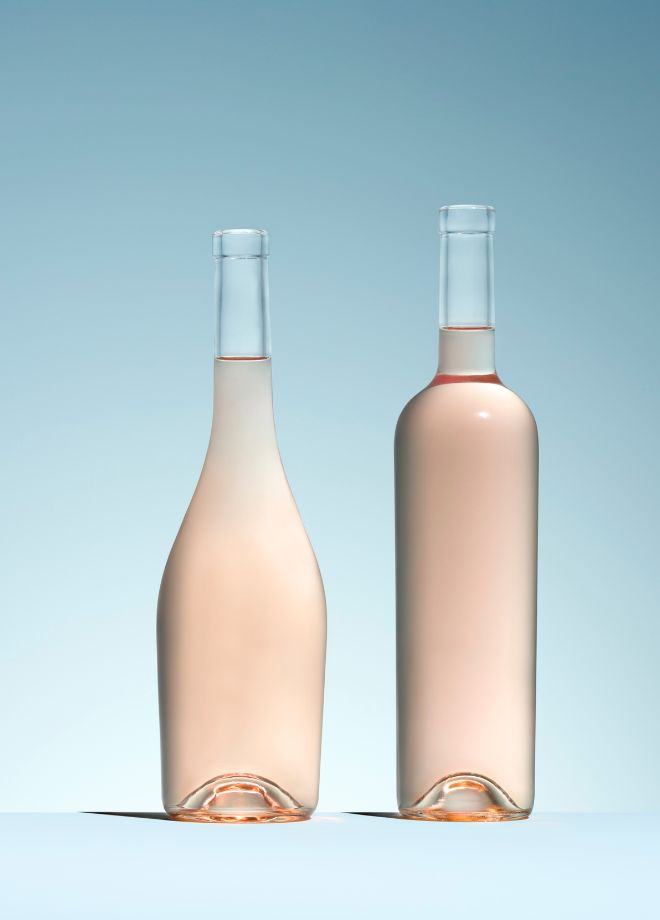 Bourgogne élancée, corps galbé et épaulement doux, pour vin rosé, finition BVS, verre Extra-Blanc; Bordelaise droite, corps cylindrique et épaulement marqué, pour vin rosé, finition BVS, verre Extra-Blanc.