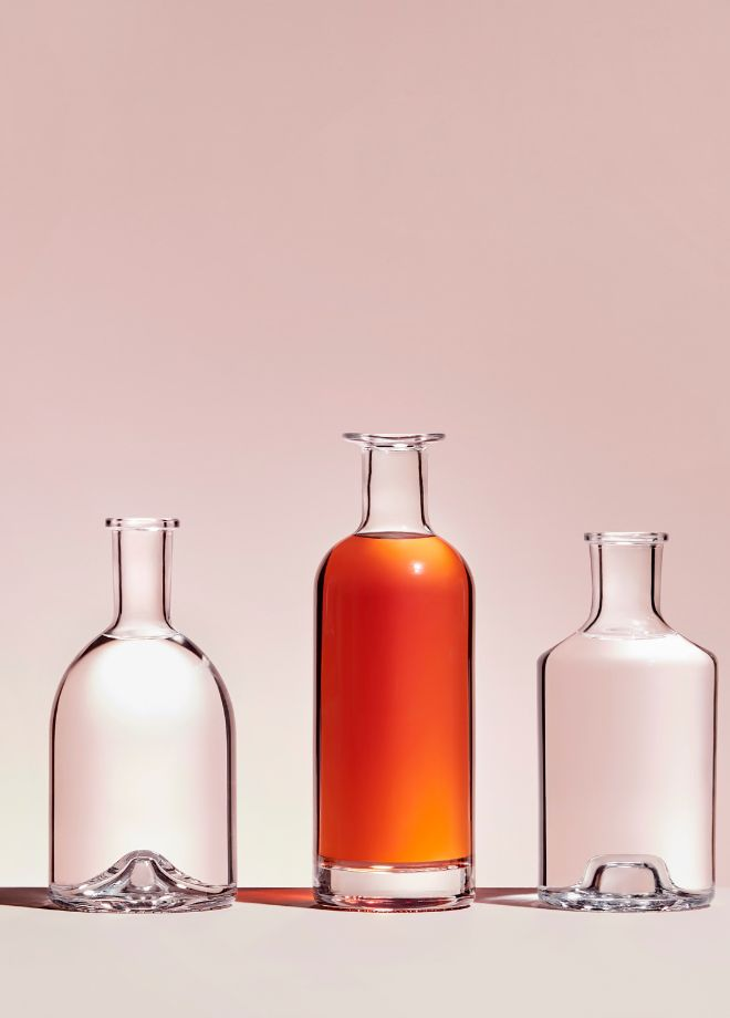 Flacons de spiritueux 70cl. Trois bouteilles en verre Extra-Blanc avec corps variés (cylindrique, carré arrondi), épaulements doux, col court et large, semelle épaisse et bague plate, pour spiritueux.