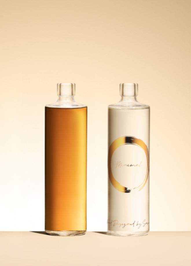 MINIMAL, Flacon cylindrique droit 70cl. Deux flacons élancés à base épaisse pour spiritueux, finition Platine, Verre Extra-Blanc. L'un présente une décoration Art&amp;Touch dorée circulaire et texte sur laquage blanc.