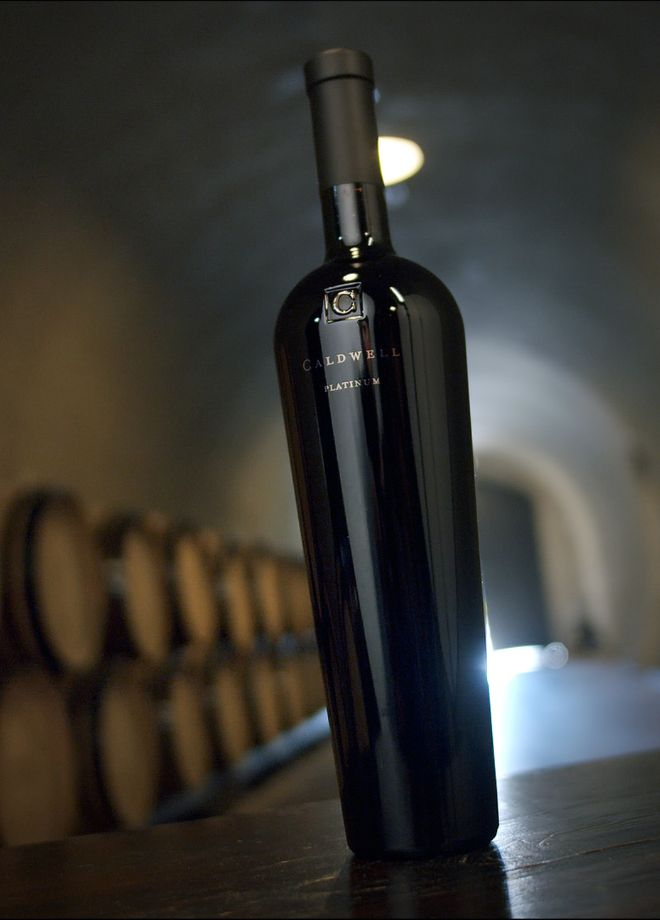 Bouteille de vin de forme Bordelaise 75cl. Corps élancé, épaulement haut, pour vin. Bague BVS, teinte Onyx.