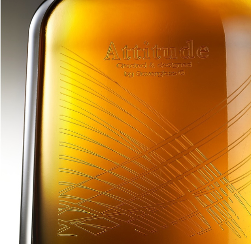 Attitude 70cl Bouteille élancée à corps rectangulaire et épaulement marqué pour spiritueux, bague Plate, teinte Jaune foncé, décorée avec Art&amp;Touch et sérigraphie.