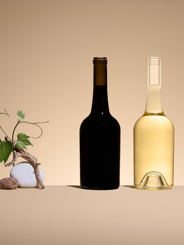 Bourgogne Cru Classé 2, 75cl, corps cylindrique, épaulement haut, pour vin, bague Plate, teinte Antique. À droite, bouteille Spécifique Moderne 75cl, corps rectangulaire effilé, épaulement prononcé, pour vin, bague BVS, teinte Extra-Blanc.